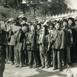 1952年我们在颐和园后湖过队日,正在张着小嘴引颈高歌的前排右起第三人是我,第二人是我老公兼当年同桌黄二陶。