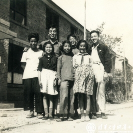 拍摄于1954年,那时清华大学有学生来做我们业余科技小组的辅导员。这是我们和两名辅导员的合影。前排左起第一人是我,第二人是北大的孩子李鸿雁、第三人是我的闺蜜陆眉。后排左起第一人是薛福、第三人是阎鸿。背景是清华附中的两层楼的教室。