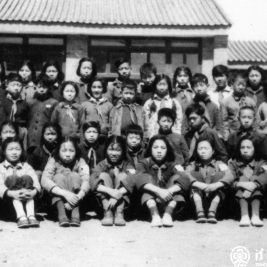 1954年我们班毕业照,站立的左起第一人是黄二陶、第五人是我。最后一排右面是班主任潘瑾茹老师。背景是清华附小的教室。