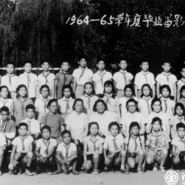 1965届四班毕业照,二排左二胳膊打石膏的是作者