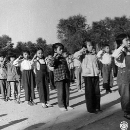 大队会仪式,同学们攥紧右拳大声喊:“时刻准备着!”