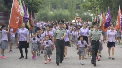 新闻联播:成志少年致敬英雄的人民军队,纪念世界反法西斯战争胜利72周年